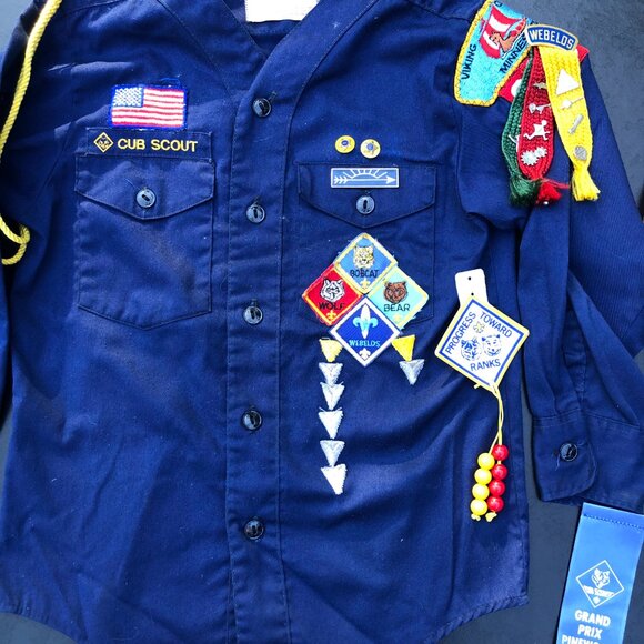 VINTAGE (c. 1982) CUB SCOUT UNIFORM & ACCESSORIES - Picture 7 of 8